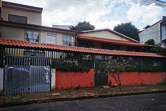Casa Con 3 Aptos San Fco Dos Ríos 