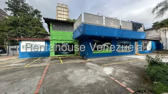 Chuao !! Alquiler O Venta Extraordinaria Casa Comercial, A Pie De Calle, 552 M2 Terreno, 320 M2 Const, 5 Baños, 15 Puestos De Estacionamiento, Zona De Alto Tráfico. Excelente Oportunidad !!