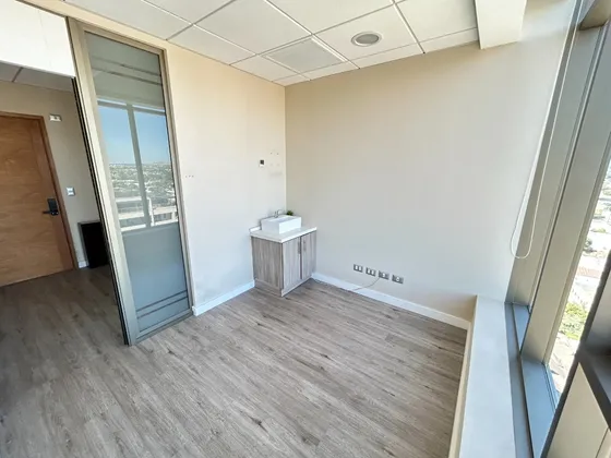 Moderna Y Funcional Oficina En Talca. Recepción + Privado