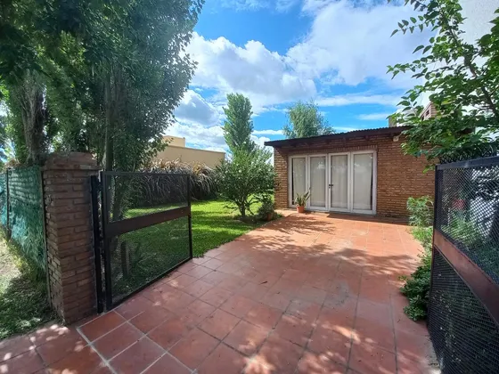 Casa 1 Dormitorio Con Pileta - El Crepúsculo 1600  - Roldán | Venta