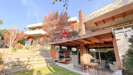 Amplia Y Moderna Casa En San Carlos De Apoquindo