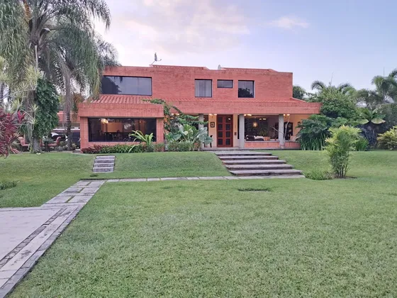 Moderna Casa En Venta En Guataparo (ac)