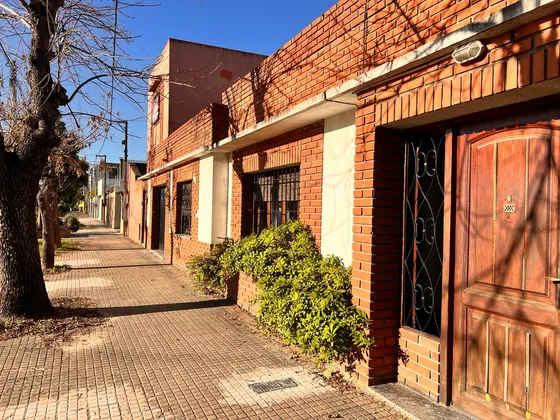 Casa En Venta | 2/3 Dormi - Quincho Y Parrilla | 33 E/ 24 Y 25 - La Plata