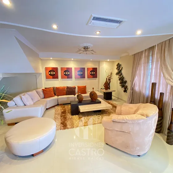 ¡bajó De Precio! En Venta: Exclusiva Casa Con Acabados De Lujo, Amoblada Y Lista Para Mudarse. Ubicada En Urb. Villa Granada C.r. Granada Hills. Circuito Cerrado Y Vigilancia Las 24hrs.