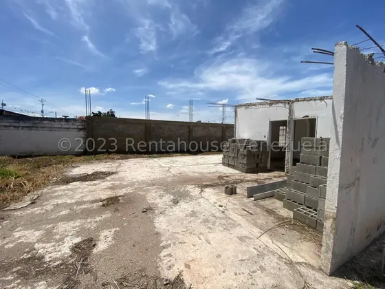 Raiza Suárez Vende Terreno Ubicada En Cabudare 2 4 2 2 5 2 Perfecta Para Aquellos Que Buscan Remodelar Y Crear La Casa De Sus Sueños.