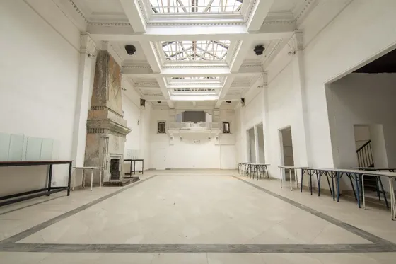 Casa Institucional En Venta, Pleno Centro De Santiago.