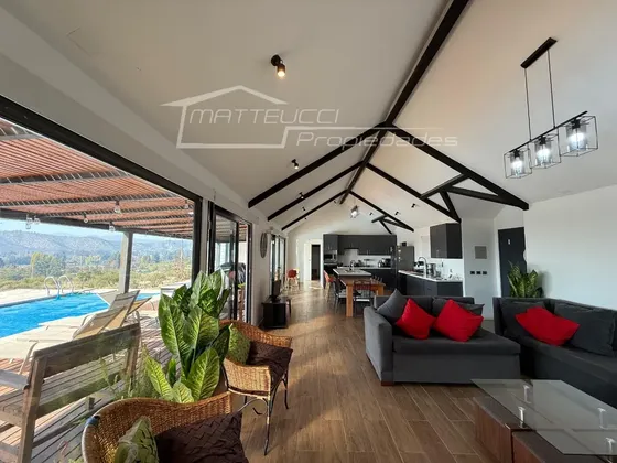 Linda Casa Con Vista Panorámica Al Lago