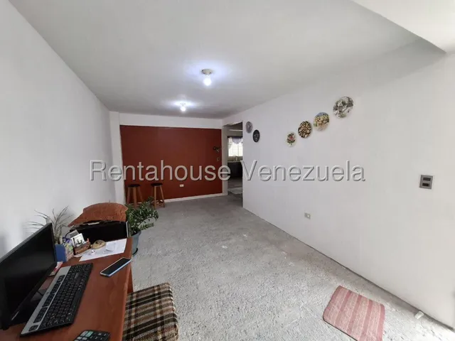 Julian Galindez Vende Casa En Urbanizacion Santa Fe Cabudare  #25-22476 