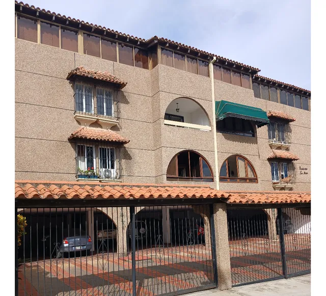 Comodo Apartamento De 150mts En La Urb. Miranda Calle La Piramide