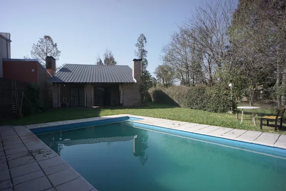 Venta Gran Casa De Esquina En Barrio Los Troncos Funes
