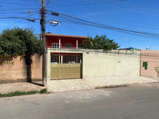 Sobrado Com 5 Quartos, 4 Banheiros E Demais E Dependências.