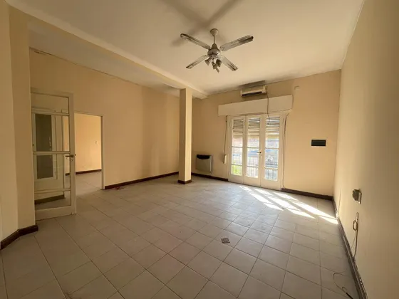 Oportunidad De Reciclado En Pleno Barrio Sur, 2 Dormitorio + Terraza Y Dependencia.