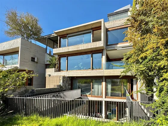 Moderna Casa En Venta De 5 Dorm. En Las Condes - Pte. Riesco