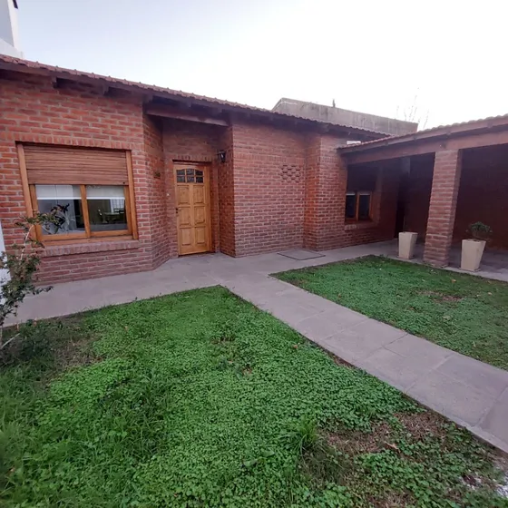 Casa Con Dos Habitaciones Y Cochera