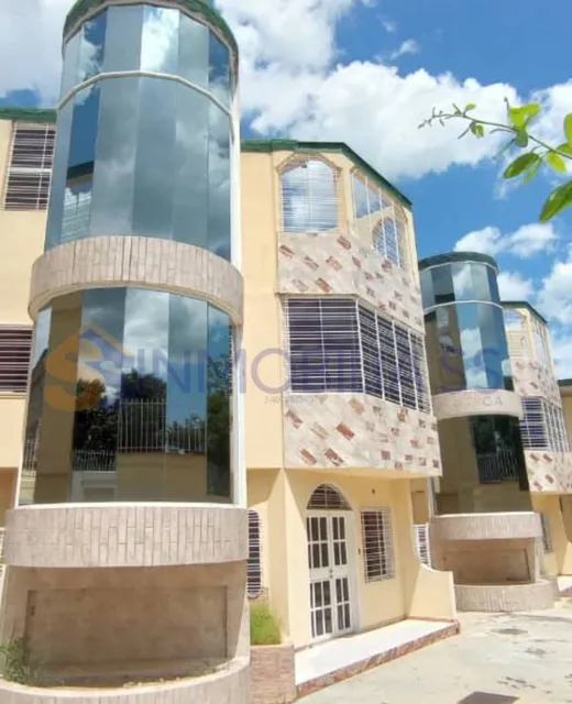 Townhouse En Venta - Para Inversion - Centro De Cagua