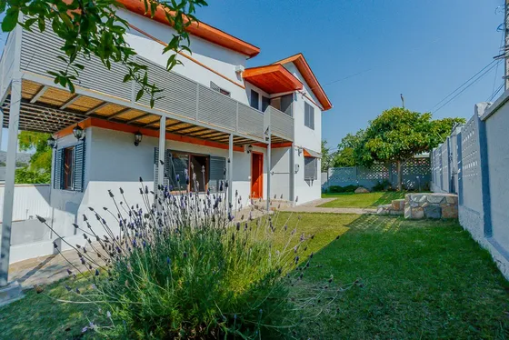 Casa En Sector Residencial De Papudo.
