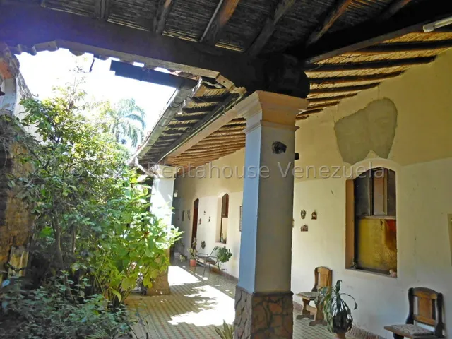 César Bullones Vende Espaciosa Casa En Zona Centro, Lara   25-12405