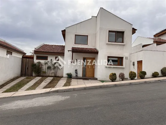 Casa En Arriendo De 4 Dorm. En Peñalolén