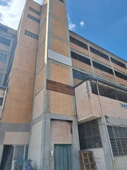 En Alquiler / Venta Local Industrial (piso) En Ruiz Pineda 1.537mts2. (a.v)