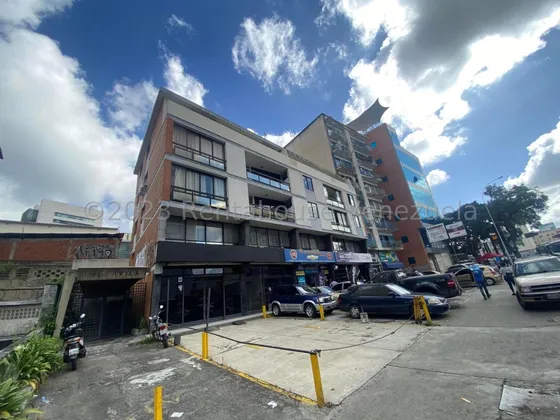Oficina En Alquiler, Urb. Los Dos Caminos