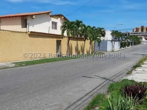 Local Comercial En Alquiler En Barquisimeto Urb Barici, Zona Tranquila En Via Principal Y Exclusiva Del Este, Codigo 24 27950, Para Mas Informacion Comunicate Soy Gabi Irastorza De Rentahouse.