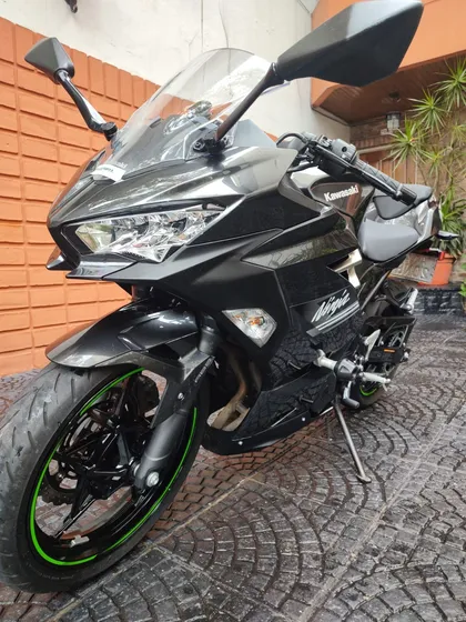 Kawasaki Ninja 400 | 399cm3 | 45cv