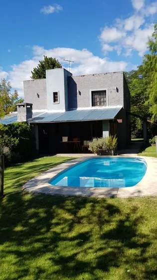 Venta. Espectacular Casa Esquina De 4 Dormitorios, 2 Baños, Piscina, Jardin, Barbacoa Y Cochera En Parque Del Plata Sur. 