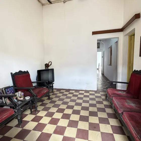 Casa Para Remodelar, Se Puede Construir Un Edificio De Hasta 3 Pisos. Consta De Sala , Comedor, Cocina, 2 Patios Internos, Garage Para 2 Vehículos, Jardín Y Terraza