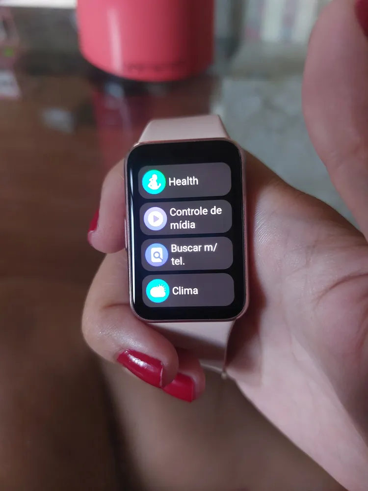 Foto de usuário do Galaxy Fit3 com diferentes faces
