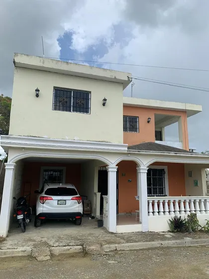 Casa De Dos Niveles Con 2 Apartamentos Arriba