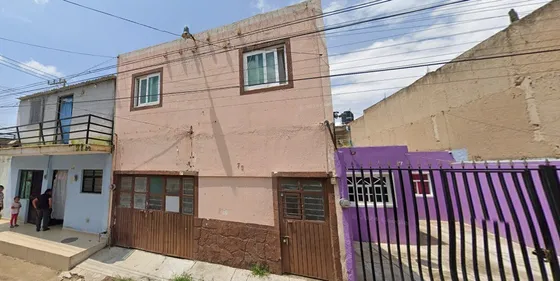 Casa En Remate Bancario En C. Tenamaxtlán, Jalisco Iv Secc, Tonalá, Jalisco (60% Descuento, Excelente Plusvalía) ¡gran Oportunidad De Inversión! - Sk12