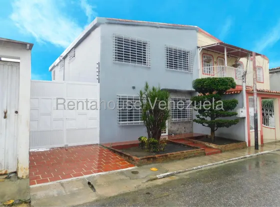 Raiza Suárez Vende Hermosa Casa Duplex Ubicada En Cabudare 2 5 2 1 7 0 4 Con Pisos De Porcelanato, Parrillera Y Estacionamiento Para 4 Vehículos. 