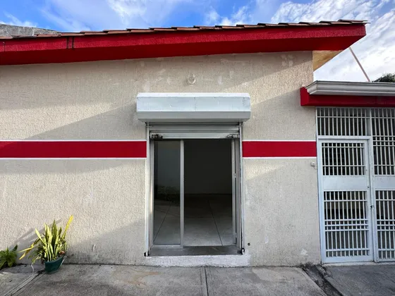 Rd Alquilo Local En Barrio Obrero, Acceso Directo A La Calle