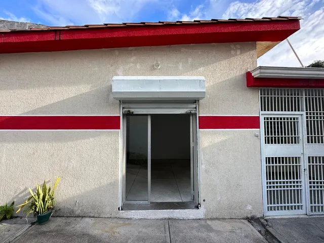 Rd Alquilo Local En Barrio Obrero, Acceso Directo A La Calle