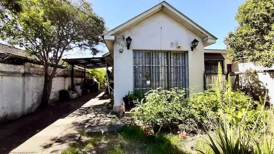 Casa Amplia, Casi 400 M2 De Terreno, Metro Departamental