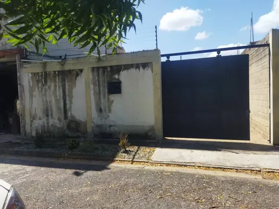 Se Vende Terreno Con Bienhechuria, Ubicado En Residencia La Floresta, 007jsc