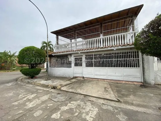 Amplia Casa En Venta En La Urb. La Fuente Turmero. 25-16898 Mfc