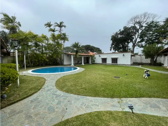 Se Vende Casa 2023m² 5h+2s/12b+2s/12p Cerro Verde
