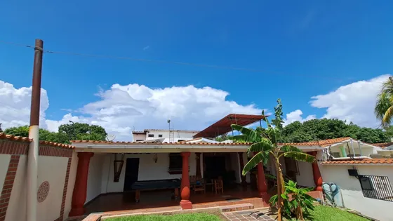 Casa De Tres Niveles Ubicada En Ciudad Alianza, 445,53m2