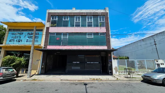En Venta. Deposito Logístico Comercial Sobre Av. Luro. Barrio San Cayetano.