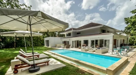 Villa Amueblada En Venta En Casa De Campo De 5 Habitaciones