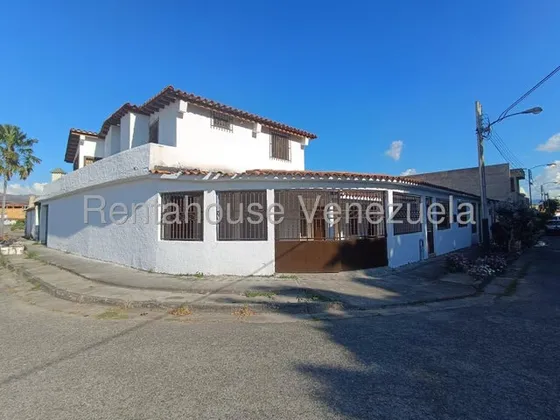 Amplia Casa En Venta Urb Los Overos Norte, Turmero 25-13660 Hc