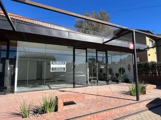 Local En Alquiler Frente Al Shopping De Villa Allende