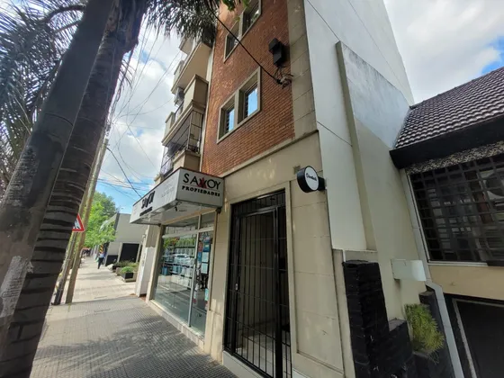Venta Cómodo Departamento Dos Ambientes 56 M2 Al Frente Con Balcón En Dúplex - Apto Crédito