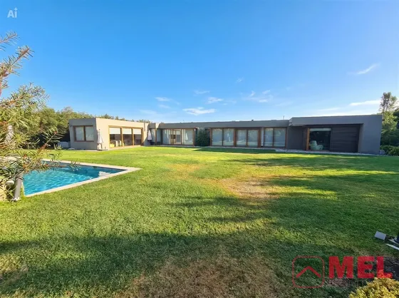 Casa En Venta De 5 Dorm. Mas Servicio Chicureo En Colina
