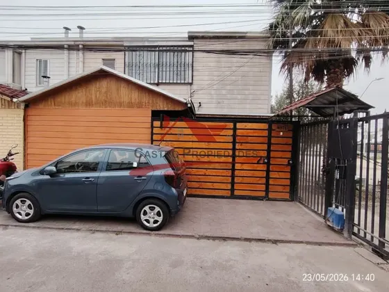 Casa Esquina De Dos Pisos, 4 Dormitorios, 2 Baños, Quilicura