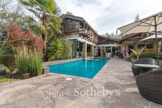 Casa En Venta En Los Dominicos Con Piscina Y Quincho