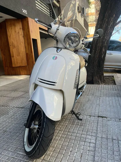 Scooter Beta Tempo Arrow 150cc Con Parabrisas Y Baul