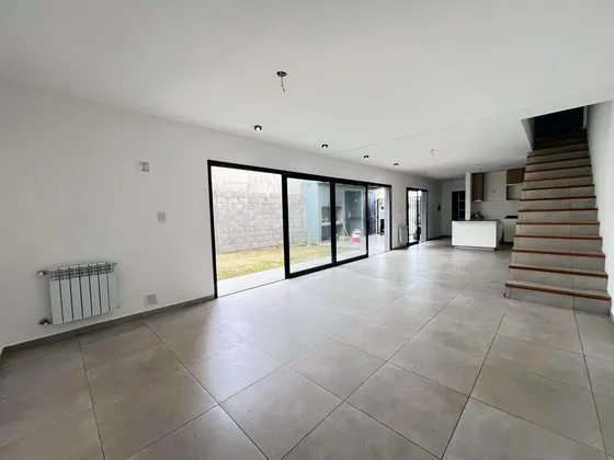 Lomas De Manantiales Duplex De 3 Dormitorios 3 Baños Patio