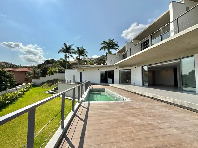 Casa En Venta A Estrenar En Prados Del Este 2000 M2